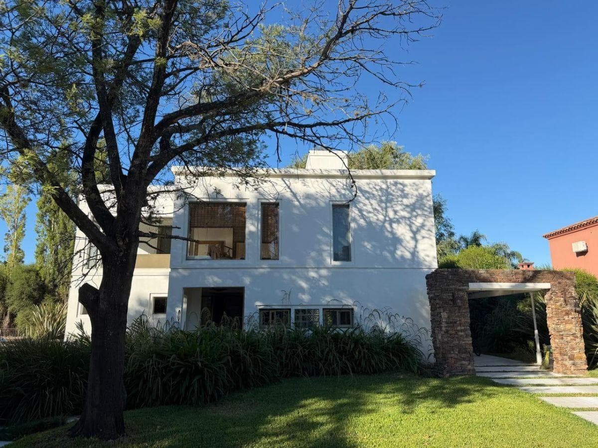 Venta Casa Barrio El Mirasol Pilar 240m2 3 dormitorios con dependencia, foto 1 de 24